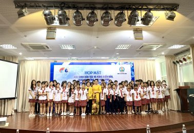 Họp mặt và trao học bổng cho học sinh Vừ A Dính trường Nam Việt.